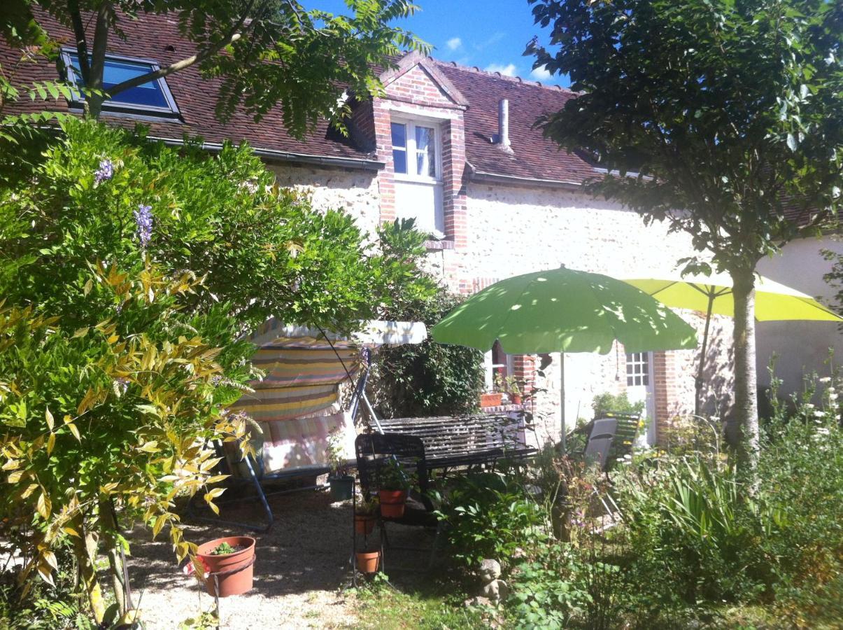 Les 3 Roses Bed & Breakfast Villeneuve-sur-Yonne Exterior photo